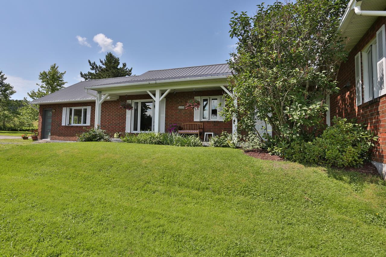 Saint-Hermenegilde Ranch St-Hubert B&B 외부 사진