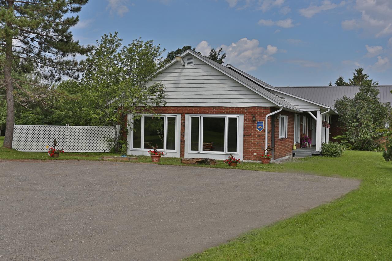 Saint-Hermenegilde Ranch St-Hubert B&B 외부 사진